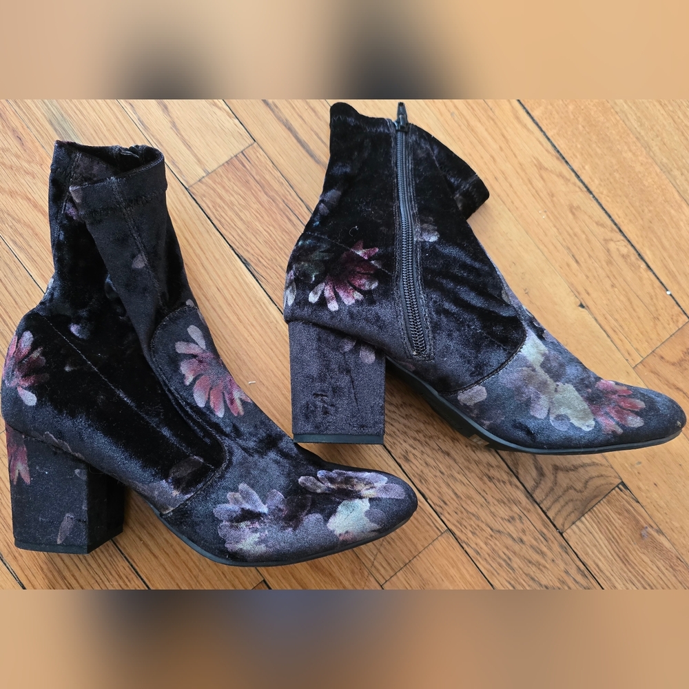 Vintage Y2K Velvet Flower Print on Low Boot